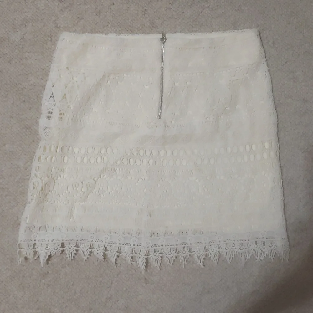 Gianni Bini Lace Mini Skirt NWOT - Picture 3 of 4